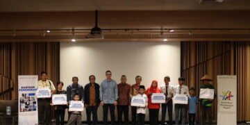 Jajaran Direksi Sinar Mas Land bersama penerima Program Bantuan Pendidikan 2025 pada 15 Agustus 2025 di Auditorium Green Office Park (GOP) 9, BSD City. Pada tahun ini, jumlah bantuan pendidikan senilai Rp300 juta untuk 306 orang penerima manfaat, mulai dari anak-anak karyawan non-staff Sinar Mas Land, siswa/i jenjang PASP (Pendidikan Anak Setingkat PAUD), hingga anak-anak dari petani binaan CSR Sinar Mas Land di sekitar lingkungan proyek perusahaan. (Foto: dok Sinar Mas Land).