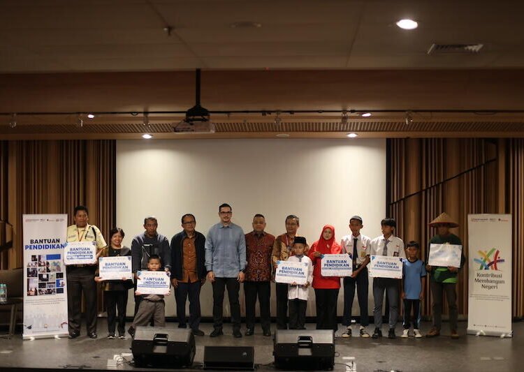 Inisiatif Sinar Mas Land Buka Akses Pendidikan yang Layak dan Setara 1 Jajaran Direksi Sinar Mas Land bersama penerima Program Bantuan Pendidikan 2025 pada 15 Agustus 2025 di Auditorium Green Office Park (GOP) 9, BSD City. Pada tahun ini, jumlah bantuan pendidikan senilai Rp300 juta untuk 306 orang penerima manfaat, mulai dari anak-anak karyawan non-staff Sinar Mas Land, siswa/i jenjang PASP (Pendidikan Anak Setingkat PAUD), hingga anak-anak dari petani binaan CSR Sinar Mas Land di sekitar lingkungan proyek perusahaan. (Foto: dok Sinar Mas Land).