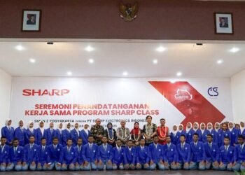 Perwakilan Sharp Bersama perwakilan sekolah dan para siswa SMKN 2 Yogyakarta melakukan foto bersama di peresmian MoU signing ceremony Sharp Class.