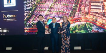 Norman Daulay, Direktur Paramount Land, didampingi Shannan Golding - Head of Events APAC (kanan) saat menerima penghargaan Hubexo Asia Awards 2025, Jumat (15/8/2025).