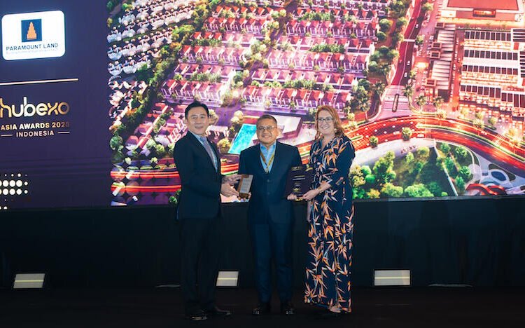 Norman Daulay, Direktur Paramount Land, didampingi Shannan Golding - Head of Events APAC (kanan) saat menerima penghargaan Hubexo Asia Awards 2025, Jumat (15/8/2025).