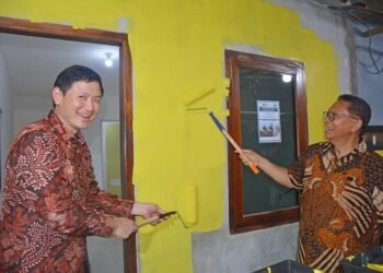 Presiden Direktur Summarecon Agung, Adrianto P. Adhi (kanan) melakukan seremoni simbolis mengecat salah satu rumah warga yang mendapatkan program Bedah 500 Rumah.