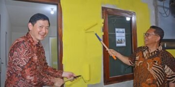 Presiden Direktur Summarecon Agung, Adrianto P. Adhi (kanan) melakukan seremoni simbolis mengecat salah satu rumah warga yang mendapatkan program Bedah 500 Rumah.