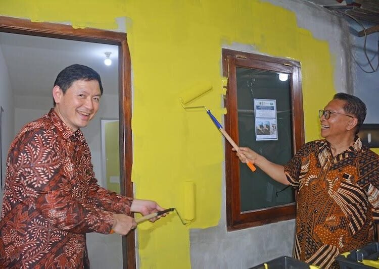 Presiden Direktur Summarecon Agung, Adrianto P. Adhi (kanan) melakukan seremoni simbolis mengecat salah satu rumah warga yang mendapatkan program Bedah 500 Rumah.