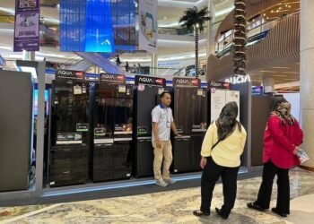 Pengunjung Mal Kota Kasablanka sedang melihat-lihat kulkas side by side Aqua Elektronik, saat pameran Rabu (13/8/2025). Foto: Propertiplus.id/Andr. Saputri