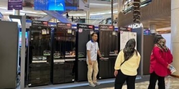 Pengunjung Mal Kota Kasablanka sedang melihat-lihat kulkas side by side Aqua Elektronik, saat pameran Rabu (13/8/2025). Foto: Propertiplus.id/Andr. Saputri