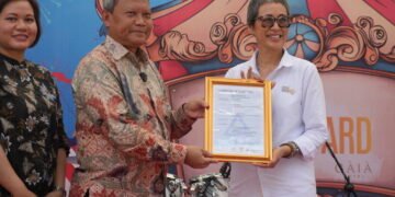 President Director TÜV Rheinland Indonesia, Nyoman Susila dan General Manager The Gaia Hotel Bandung, Novi Samodro. [Foto: Dok. The Gaia Hotel]