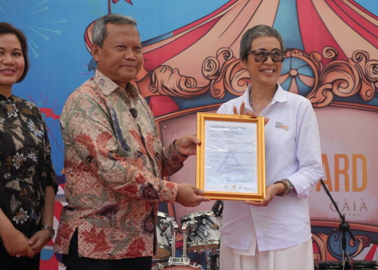 President Director TÜV Rheinland Indonesia, Nyoman Susila dan General Manager The Gaia Hotel Bandung, Novi Samodro. [Foto: Dok. The Gaia Hotel]