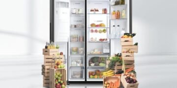 Kulkas AQUA AQR-CSE696RSV(SL) memiliki fitur Smart Ice & Water Dispenser, kapasitas ekstra besar, penghilang bakteri & bau, Twin Inverter, Humidity Control System (HCS), pencahayaan Daylight LED, serta kontrol Wi-Fi melalui smartphone. [Foto: Dok. AQUA]