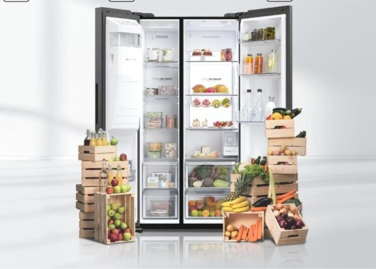 Kulkas AQUA AQR-CSE696RSV(SL) memiliki fitur Smart Ice & Water Dispenser, kapasitas ekstra besar, penghilang bakteri & bau, Twin Inverter, Humidity Control System (HCS), pencahayaan Daylight LED, serta kontrol Wi-Fi melalui smartphone. [Foto: Dok. AQUA]