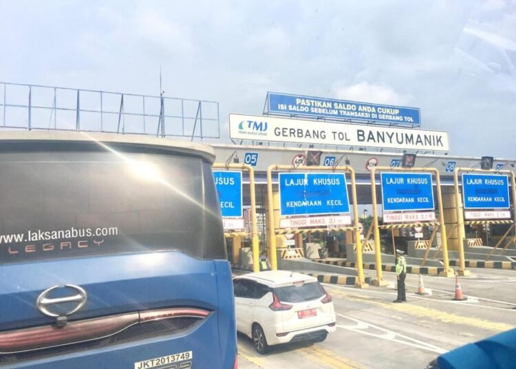 Gerbang Tol Banyumanik, Semarang, Jawa Tengah. [foto: Andr. Putri]
