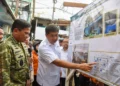 Menteri PKP Maruarar Sirait didampingi Kepala Staf Kepresidenan Muhammad Qodari dan KSAL Laksamana TNI Muhammad Ali melihat desain pembangunan saat Groundbreaking Penataan Kawasan Kumuh di Menteng Tenggulun, Jakarta, Rabu (1/4/2026).