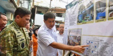 Menteri PKP Maruarar Sirait didampingi Kepala Staf Kepresidenan Muhammad Qodari dan KSAL Laksamana TNI Muhammad Ali melihat desain pembangunan saat Groundbreaking Penataan Kawasan Kumuh di Menteng Tenggulun, Jakarta, Rabu (1/4/2026).