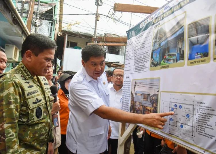 Menteri PKP Maruarar Sirait didampingi Kepala Staf Kepresidenan Muhammad Qodari dan KSAL Laksamana TNI Muhammad Ali melihat desain pembangunan saat Groundbreaking Penataan Kawasan Kumuh di Menteng Tenggulun, Jakarta, Rabu (1/4/2026).