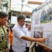 Menteri PKP Maruarar Sirait didampingi Kepala Staf Kepresidenan Muhammad Qodari dan KSAL Laksamana TNI Muhammad Ali melihat desain pembangunan saat Groundbreaking Penataan Kawasan Kumuh di Menteng Tenggulun, Jakarta, Rabu (1/4/2026).