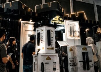 Pengunjung Pekan Raya Jakarta menyerbu promo potongan harga Pintu Baja Fortress.