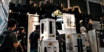 Pengunjung Pekan Raya Jakarta menyerbu promo potongan harga Pintu Baja Fortress.